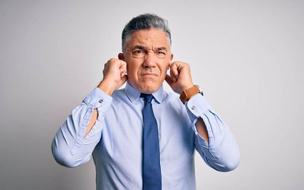 Dr. Jesús Avelar | Otorrinolaringólogo | Hombre sufriendo tinnitus